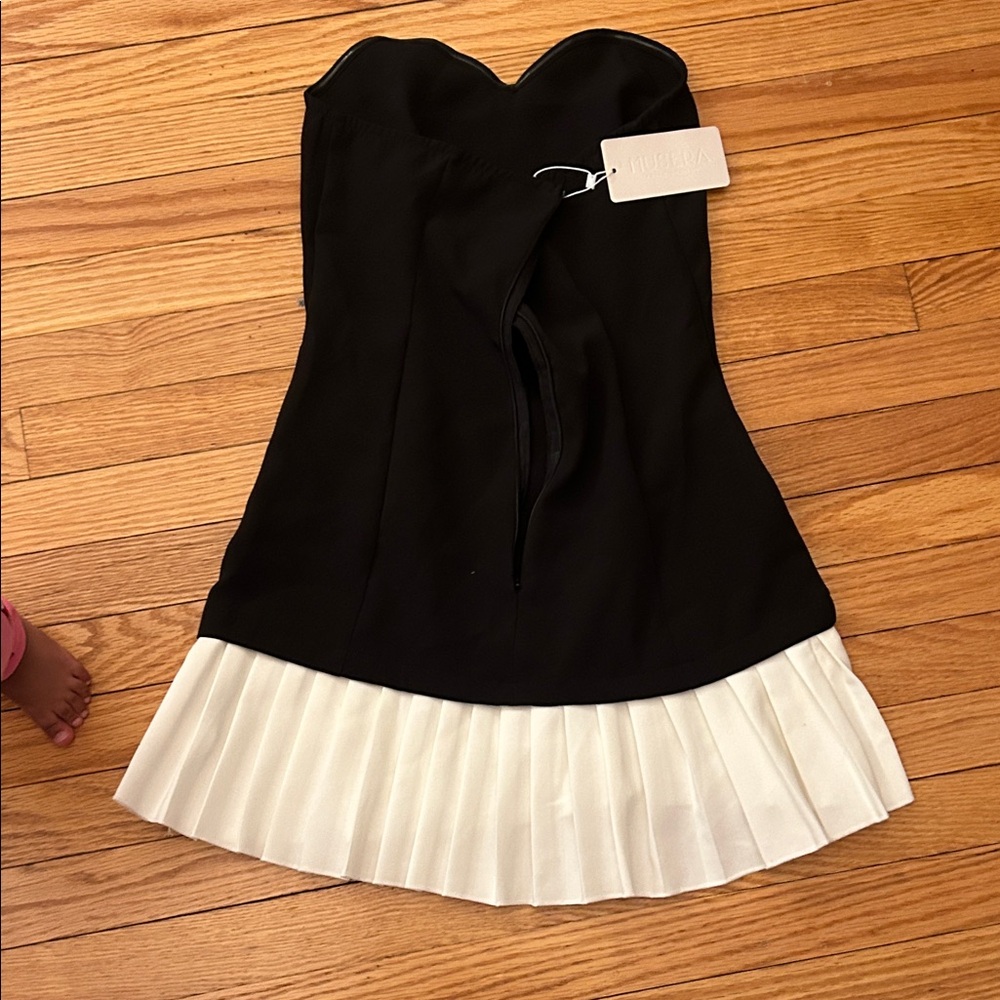 Elegant Strapless Black and White Dress - Picture 3 of 3